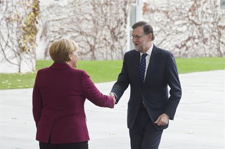 18/11/2016. Rajoy viaja a Berlín. El presidente del Gobierno, Mariano Rajoy, saluda a la canciller alemana, Angela Merkel, a su llegada a la...